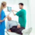 Ambulante Reha vs. stationäre Reha: Ein Leitfaden für Patient:innen im deutschen Gesundheitssystem