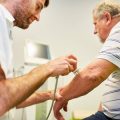Multidisziplinäre Zusammenarbeit in der Sturzprophylaxe bei älteren Menschen