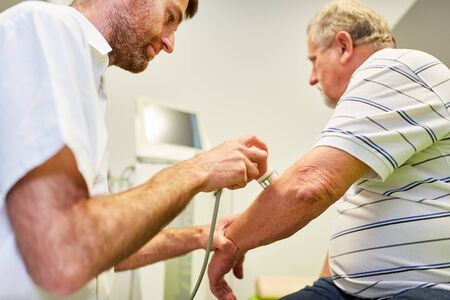 Multidisziplinäre Zusammenarbeit in der Sturzprophylaxe bei älteren Menschen