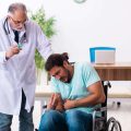 Schmerzmanagement im Alter: Manualtherapeutische Ansätze für geriatrische Patient:innen im deutschen Kontext