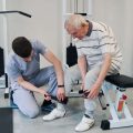 Selbstständigkeit fördern: Alltagstraining mit modernen Hilfsmitteln für verschiedene Zielgruppen