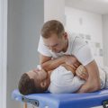 Rolle und Aufgaben von Sozialarbeiter:innen in der Reha bei Suchterkrankungen
