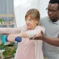 Grundlagen der Gruppentherapie: Therapeutische Ansätze und deutsche Erfahrungsberichte