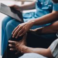 Vergleich der digitalen und ambulanten Rehabilitationsformen: Chancen und Herausforderungen in Deutschland