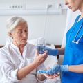 Barrierefreie Arbeitsplätze in deutschen Unternehmen: Umsetzung und Förderung durch Ergotherapeut*innen