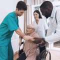 Kooperation mit Angehörigen: Wie Ergotherapie das soziale Umfeld in die Alltagsförderung einbezieht
