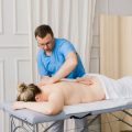 Die Bedeutung von Angehörigenarbeit in der Bobath- und Vojta-Therapie: Förderung der Alltagskompetenz
