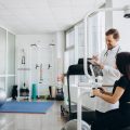 Sporttherapie bei neurologischen Erkrankungen: Innovative Ansätze in der Reha