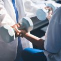 Interdisziplinäre Zusammenarbeit: Sporttherapeuten im Team der Rehabilitationsmedizin