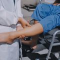 Patientenedukation und Empowerment: Der Einfluss der manuellen Therapie auf das Selbstmanagement von Schmerzsyndromen